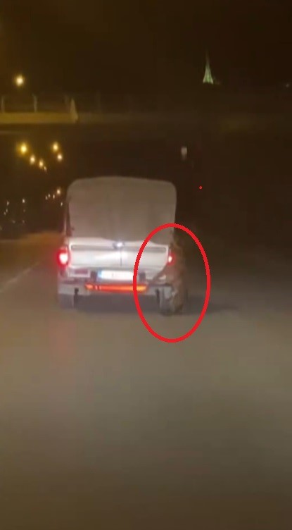 Aracın arkasına bağlı köpekle metrelerce yol gittiler