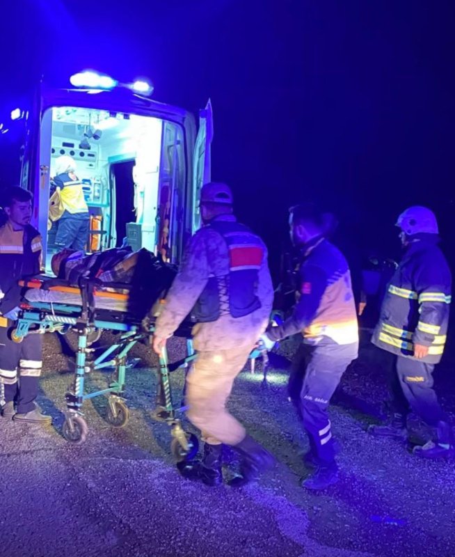 Hatay'da trafik kazası: 2 yaralı (Fotoğraflı) Mehmet İhsan Çakar HATAY (İHA) - Hatay’da sürücüsünün direksiyon hakimiyetini kaybettiği otomobil zeytinliğe girdi 2 yaralı. Kaza, Antakya - İskenderun yolu Kırıkhan ilçesi Topboğazı mevkiinde yaşandı. Sürücüsünün direksiyon hakimiyetini kaybettiği otomobil zeytinliğe uçtu. Kazayı gören vatandaşların durumu 112 Acil Çağrı Merkezi’ne bildirilmesi üzerine olay yerine jandarma, ambulans ve itfaiye ekipleri sevk edildi. Kısa sürede olay yerine gelen itfaiye ekipleri, otomobilde sıkışan 2 kişiyi kurtararak sağlık ekiplerine teslim etti. Sağlık ekipleri yaralılara ilk müdahalenin ardından hastaneye kaldırıldı.