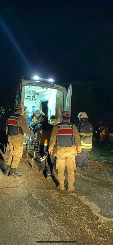 Hatay'da trafik kazası: 2 yaralı (Fotoğraflı) Mehmet İhsan Çakar HATAY (İHA) - Hatay’da sürücüsünün direksiyon hakimiyetini kaybettiği otomobil zeytinliğe girdi 2 yaralı. Kaza, Antakya - İskenderun yolu Kırıkhan ilçesi Topboğazı mevkiinde yaşandı. Sürücüsünün direksiyon hakimiyetini kaybettiği otomobil zeytinliğe uçtu. Kazayı gören vatandaşların durumu 112 Acil Çağrı Merkezi’ne bildirilmesi üzerine olay yerine jandarma, ambulans ve itfaiye ekipleri sevk edildi. Kısa sürede olay yerine gelen itfaiye ekipleri, otomobilde sıkışan 2 kişiyi kurtararak sağlık ekiplerine teslim etti. Sağlık ekipleri yaralılara ilk müdahalenin ardından hastaneye kaldırıldı.
