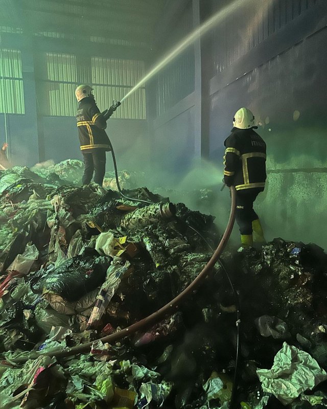 Geri dönüşüm fabrikasında korkutan yangın (Fotoğraflı) Ahmet Arslan HATAY (İHA) - Hatay'ın Reyhanlı ilçesinde geri dönüşüm fabrikasında yaşanan yangın itfaiye ekipleri tarafından söndürüldü. Yangın, Reyhanlı ilçesi Mustafa Kemal Mahallesi’nde bulunan geri dönüşüm fabrikasında yaşandı. İhbar üzerine bölgeye itfaiye ekipleri sevk edildi. Alevler, ekiplerin hızlı müdahalesiyle büyümeden kısa sürede kontrol altına alındı. Yangında geri dönüşüm malzemelerinde hasar oluştu.