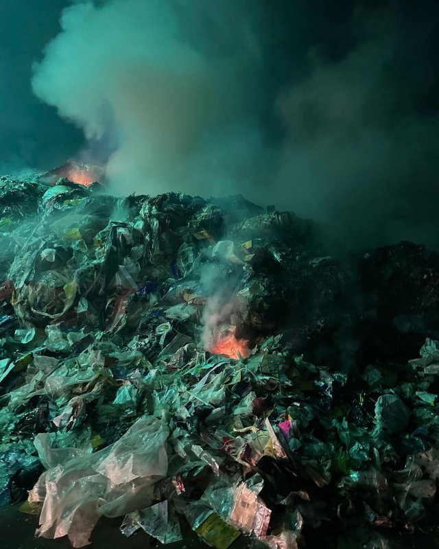 Geri dönüşüm fabrikasında korkutan yangın (Fotoğraflı) Ahmet Arslan HATAY (İHA) - Hatay'ın Reyhanlı ilçesinde geri dönüşüm fabrikasında yaşanan yangın itfaiye ekipleri tarafından söndürüldü. Yangın, Reyhanlı ilçesi Mustafa Kemal Mahallesi’nde bulunan geri dönüşüm fabrikasında yaşandı. İhbar üzerine bölgeye itfaiye ekipleri sevk edildi. Alevler, ekiplerin hızlı müdahalesiyle büyümeden kısa sürede kontrol altına alındı. Yangında geri dönüşüm malzemelerinde hasar oluştu.