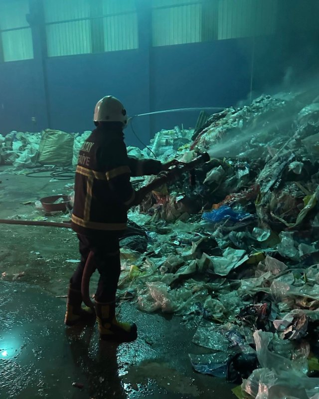 Geri dönüşüm fabrikasında korkutan yangın (Fotoğraflı) Ahmet Arslan HATAY (İHA) - Hatay'ın Reyhanlı ilçesinde geri dönüşüm fabrikasında yaşanan yangın itfaiye ekipleri tarafından söndürüldü. Yangın, Reyhanlı ilçesi Mustafa Kemal Mahallesi’nde bulunan geri dönüşüm fabrikasında yaşandı. İhbar üzerine bölgeye itfaiye ekipleri sevk edildi. Alevler, ekiplerin hızlı müdahalesiyle büyümeden kısa sürede kontrol altına alındı. Yangında geri dönüşüm malzemelerinde hasar oluştu.