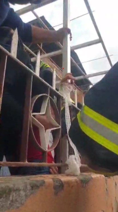 Çocuğun kolu demir korkuluğa saplandı