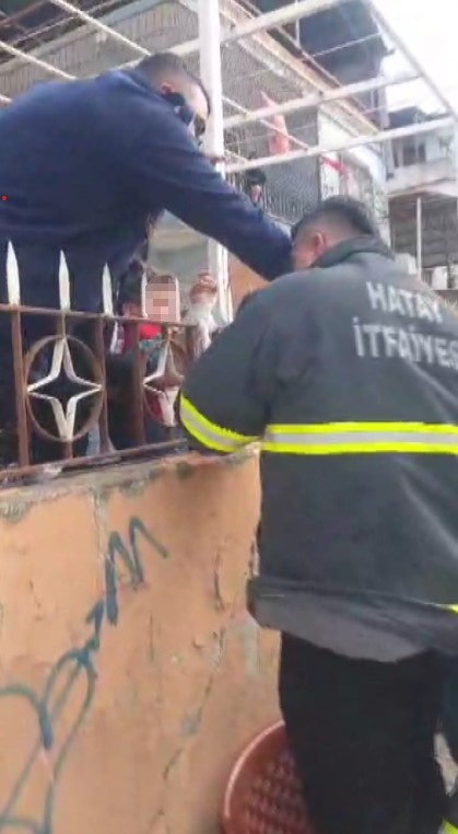 Çocuğun kolu demir korkuluğa saplandı