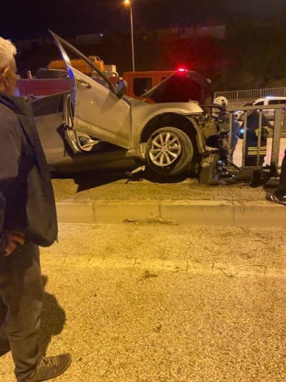 Bariyerlere saplanan otomobilin sürücüsü yaralandı