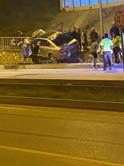 Bariyerlere saplanan otomobilin sürücüsü yaralandı