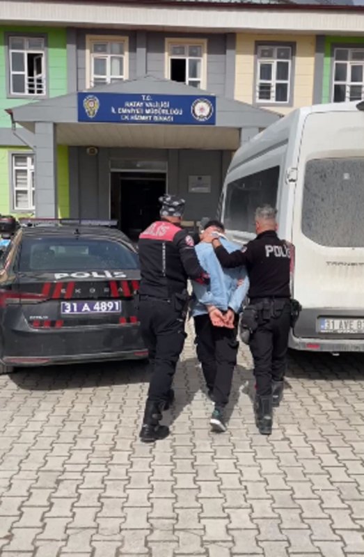 Antakya’da kredi kartı dolandırıcısı tutuklandı (Fotoğraflı) Necati İvgin HATAY (İHA) - Hatay'da Emniyet Müdürlüğü görevlilerince aranan şahısların yakalanmasına yönelik yapılan çalışmada kredi kartı dolandırıcılığı nedeniyle 7 Yıl 6 Ay hapis cezası ile aranan 1 kişi yakalandı İl Emniyet Müdürlüğü ekipleri aranan şahısların yakalanmasına yönelik çalışmalarını aralıksız sürdürüyor. Bilişim sistemleri banka veya kredi kurumlarının araç olarak kullanılması suretiyle dolandırıcılık suçundan adli makamlarca hakkında verilen 7 yıl 6 ay kesinleşmiş hapis cezası bulunan M.P. adlı şahıs Antakya Büyükdalyan Mahallesinde yakalandı. Emniyet'teki işlemlerin ardından adli mercilere sevk edilen şahıs tutuklanarak cezaevine gönderildi.