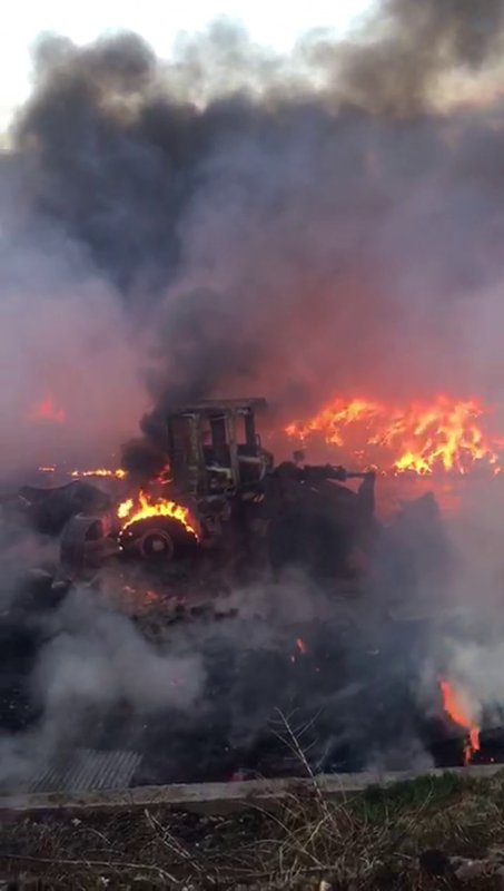 Geri dönüşüm fabrikasından alevler yükseldi (Fotoğraflı) Ferit Savaş - Mehmet Uras HATAY (İHA) - Hatay'da geri dönüşüm fabrikasının depo kısmında çıkan yangın itfaiye ekiplerinin 2 saat süren mücadelesiyle söndürüldü. Yangın, Erzin ilçesi Hürriyet Mahallesi’nde bulunan geri dönüşüm fabrikasında yaşandı. Fabrikanın depo kısmından alevlerin yükselmesi üzerine bölgeye çok sayıda itfaiye ekibi sevk edildi. Yangın, Hatay Büyükşehir Belediyesi itfaiye ekiplerinin müdahalesiyle 2 saatte kontrol altına alındı. Yaralanma ve can kaybının yaşanmadığı yangında maddi hasar oluştu.