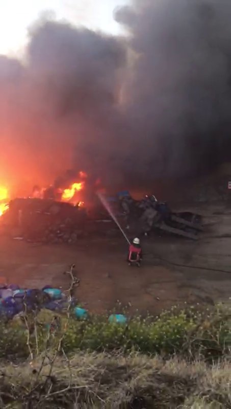 Geri dönüşüm fabrikasından alevler yükseldi (Fotoğraflı) Ferit Savaş - Mehmet Uras HATAY (İHA) - Hatay'da geri dönüşüm fabrikasının depo kısmında çıkan yangın itfaiye ekiplerinin 2 saat süren mücadelesiyle söndürüldü. Yangın, Erzin ilçesi Hürriyet Mahallesi’nde bulunan geri dönüşüm fabrikasında yaşandı. Fabrikanın depo kısmından alevlerin yükselmesi üzerine bölgeye çok sayıda itfaiye ekibi sevk edildi. Yangın, Hatay Büyükşehir Belediyesi itfaiye ekiplerinin müdahalesiyle 2 saatte kontrol altına alındı. Yaralanma ve can kaybının yaşanmadığı yangında maddi hasar oluştu.