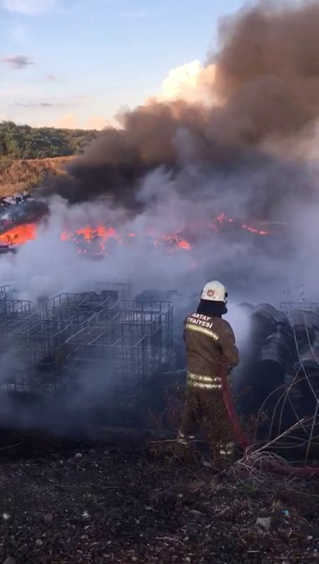 Geri dönüşüm fabrikasından alevler yükseldi (Fotoğraflı) Ferit Savaş - Mehmet Uras HATAY (İHA) - Hatay'da geri dönüşüm fabrikasının depo kısmında çıkan yangın itfaiye ekiplerinin 2 saat süren mücadelesiyle söndürüldü. Yangın, Erzin ilçesi Hürriyet Mahallesi’nde bulunan geri dönüşüm fabrikasında yaşandı. Fabrikanın depo kısmından alevlerin yükselmesi üzerine bölgeye çok sayıda itfaiye ekibi sevk edildi. Yangın, Hatay Büyükşehir Belediyesi itfaiye ekiplerinin müdahalesiyle 2 saatte kontrol altına alındı. Yaralanma ve can kaybının yaşanmadığı yangında maddi hasar oluştu.