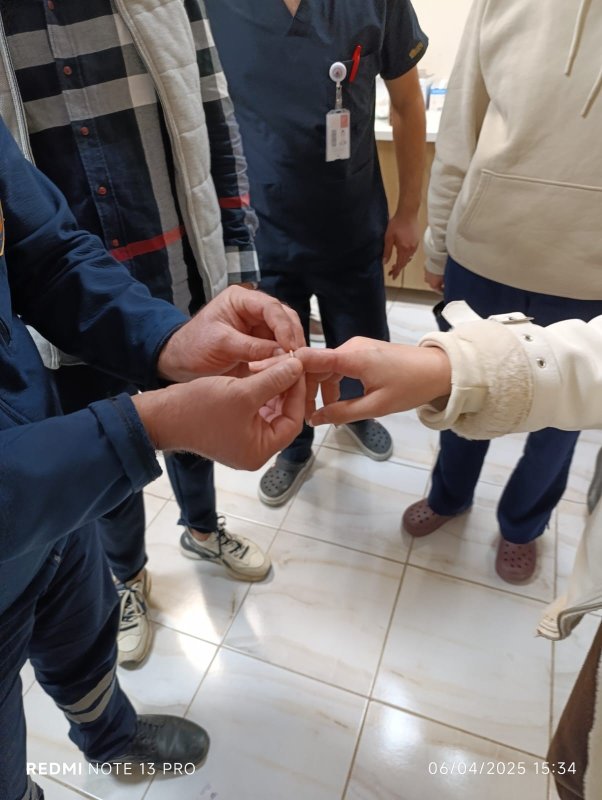  Parmağında yüzük sıkışan vatandaşın yardımına itfaiye koştu