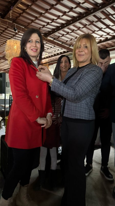 CHP’DEN ANTAKYA’DA GÖVDE GÖSTERİSİ GÜNEŞ ALTIN’A PARTİ ROZETİ TAKILDI 