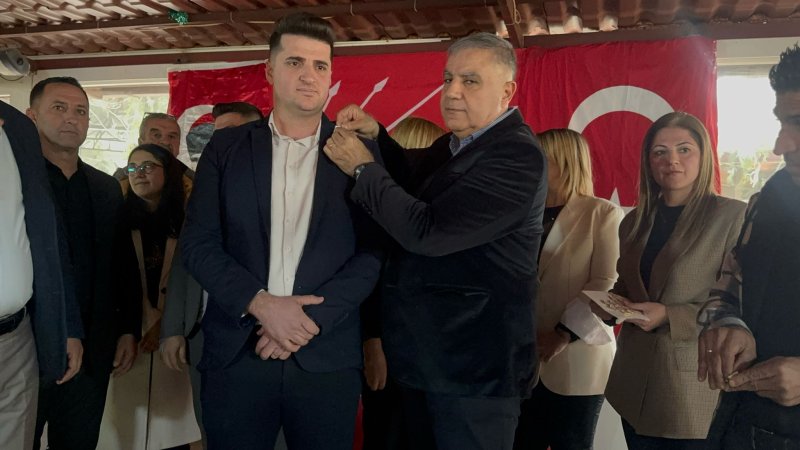 CHP’DEN ANTAKYA’DA GÖVDE GÖSTERİSİ GÜNEŞ ALTIN’A PARTİ ROZETİ TAKILDI 