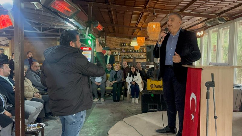 CHP’DEN ANTAKYA’DA GÖVDE GÖSTERİSİ GÜNEŞ ALTIN’A PARTİ ROZETİ TAKILDI