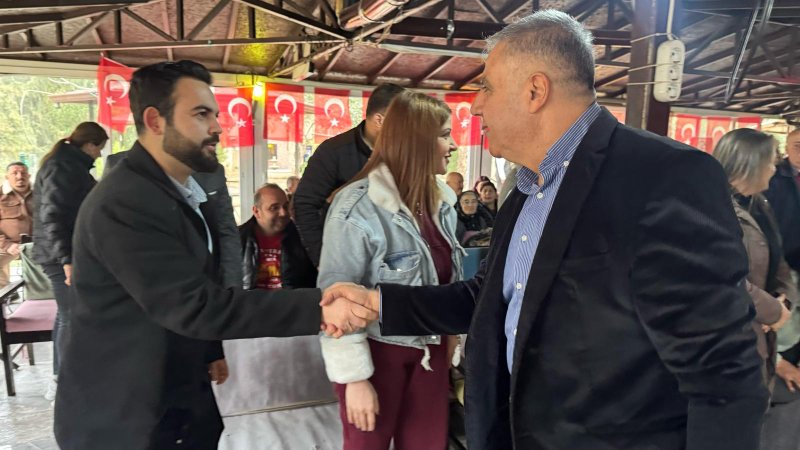 CHP’DEN ANTAKYA’DA GÖVDE GÖSTERİSİ GÜNEŞ ALTIN’A PARTİ ROZETİ TAKILDI 