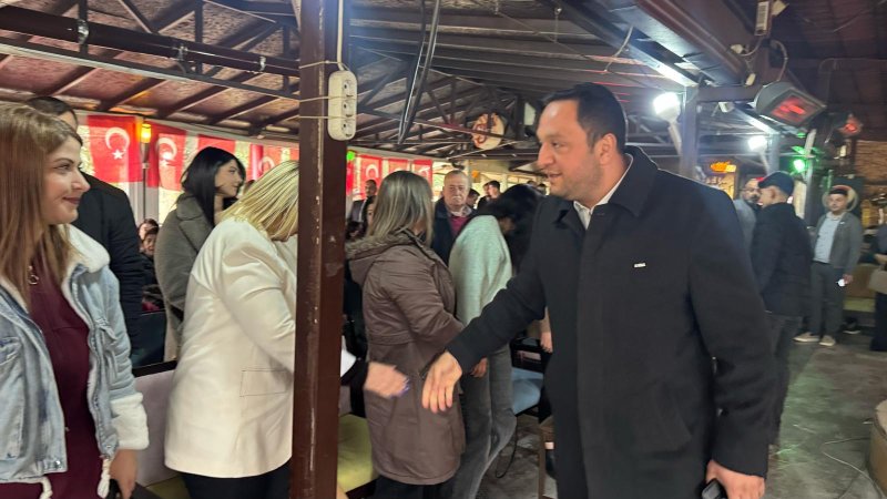 CHP’DEN ANTAKYA’DA GÖVDE GÖSTERİSİ GÜNEŞ ALTIN’A PARTİ ROZETİ TAKILDI 