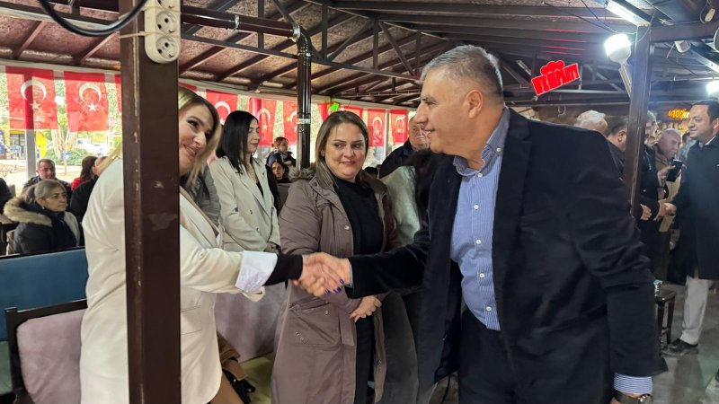 CHP’DEN ANTAKYA’DA GÖVDE GÖSTERİSİ GÜNEŞ ALTIN’A PARTİ ROZETİ TAKILDI 