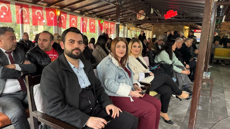 CHP’DEN ANTAKYA’DA GÖVDE GÖSTERİSİ GÜNEŞ ALTIN’A PARTİ ROZETİ TAKILDI 