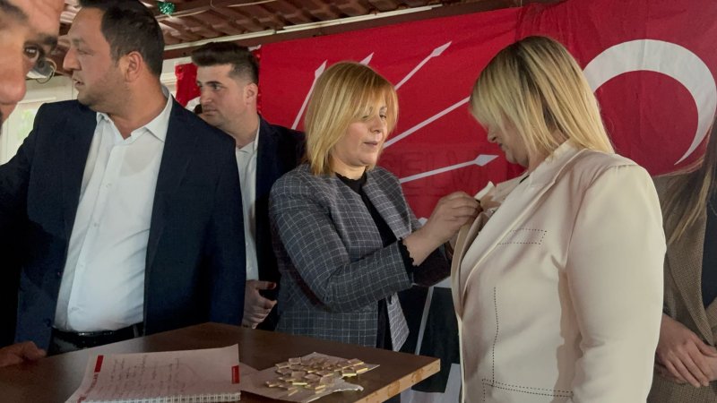 CHP’DEN ANTAKYA’DA GÖVDE GÖSTERİSİ GÜNEŞ ALTIN’A PARTİ ROZETİ TAKILDI