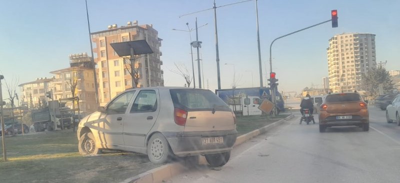 HATAY’ın Antakya ilçesine bağlı Gülderen Mahallesi karayolundan Ekinci Mahallesi kavşağına doğru hızla ilerleyen araç hızını alamayarak refüje uçtu.
