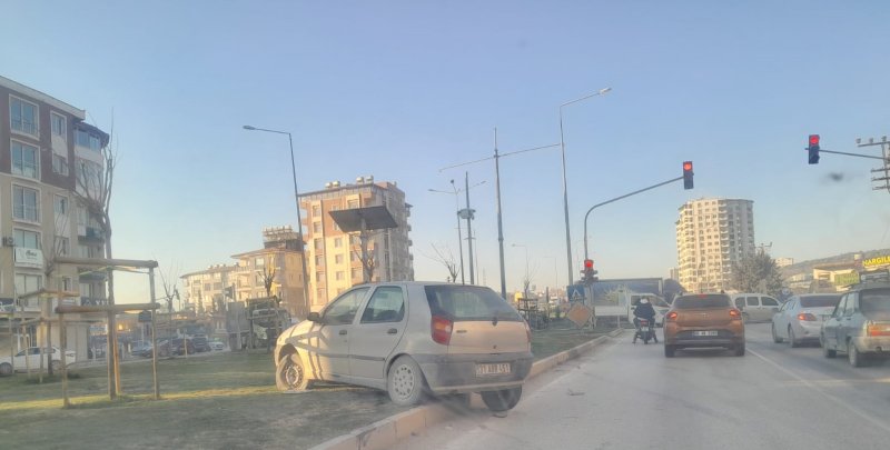 HATAY’ın Antakya ilçesine bağlı Gülderen Mahallesi karayolundan Ekinci Mahallesi kavşağına doğru hızla ilerleyen araç hızını alamayarak refüje uçtu.