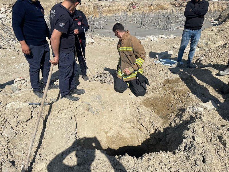 HATAY’ın Antakya ilçesine bağlı Emek Mahallesi’nde süren TOKİ şantiyesinde bulunan 15 metre derinliğinde çukura düşen köpek itfaiye ekipleri tarafından kurtarıldı.