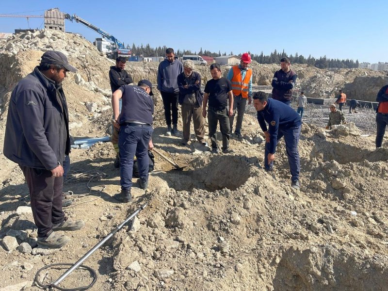 HATAY’ın Antakya ilçesine bağlı Emek Mahallesi’nde süren TOKİ şantiyesinde bulunan 15 metre derinliğinde çukura düşen köpek itfaiye ekipleri tarafından kurtarıldı. 