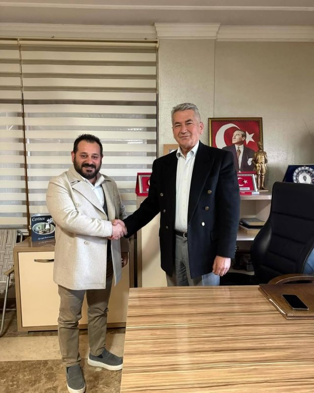 HATAYLI İŞADAMINDAN 15 MİLYON DOLARLIK ORTAKLIK Gübre ve Boya Üretim Fabrikası sahibi iş adamı Cevri Sarıkaya ile Hatay ve Bölgesinin öncü firmalarından BİLA Şirketler Grubu Yönetim Kurulu Başkanı Burak Bila %50 hissesine milyon dolarlık yatırımla ortak oldu. BİLA Şirketler Grubu iştiraki olan 2021 yılında kurulan BİSAŞ Gübre A.Ş. olarak bölgede gübre faaliyetlerinde çiftçilerin yanında hizmet sektörüne büyük bir boşluğu doldurdu. Bu anlamda ivmesini büyümeye çeviren BİLA Şirketler Grubu Yönetim Kurulu Başkanı Burak Bila, değeri 15 milyon dolar olan Cevri Sarıkaya'nın sahibi olduğu Gübre ve Boya Üretim fabrikasının %50 hissesine ortak oldu. Fabrika 21.03.2025 tarihi itibariyle BİSAŞ Gübre A.Ş olarak hizmet verecek. Başarılı çalışmalarıyla takdir toplayan bölge ekonomisine büyük katkılar sağlayan genç işadamı Burak Bila'nın bu yatırımı büyük takdir topladı. Bölge de çiftçinin büyük bir eksikliğine önem vererek BİSAŞ Gübre A.Ş'yi kuran BİLA Şirketler Grubu Yönetim Kurulu Başkanı Burak Bila, BİLA Şirketler Grubu olarak geniş vizyonlarıyla çalışmalarıını aralıksız sürdüreceklerini belirtti