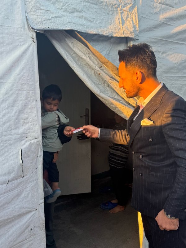 HATAYLILAR DERNEĞİ DEPREMZEDELERE YARDIM KARTI DAĞITTI