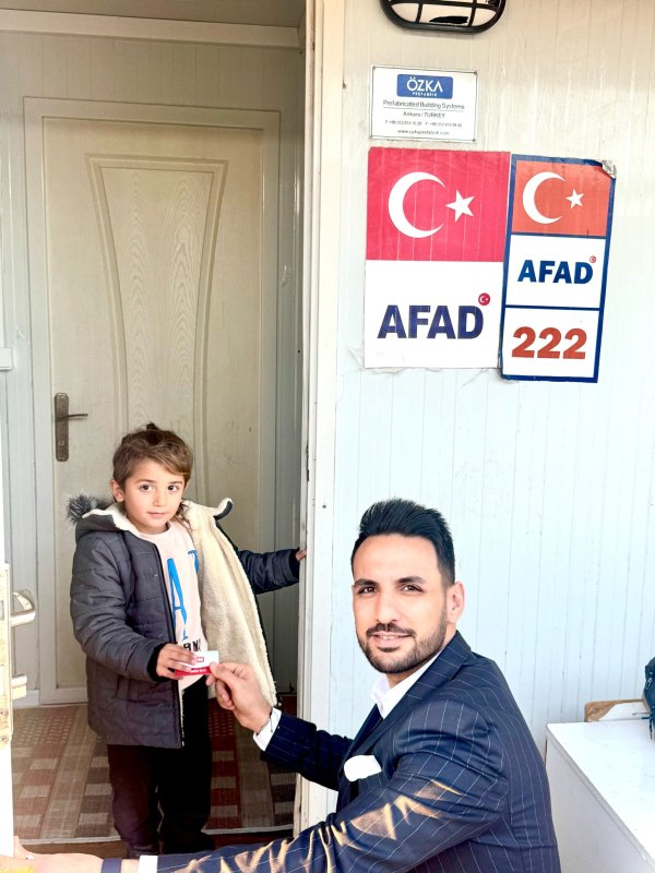 HATAYLILAR DERNEĞİ DEPREMZEDELERE YARDIM KARTI DAĞITTI