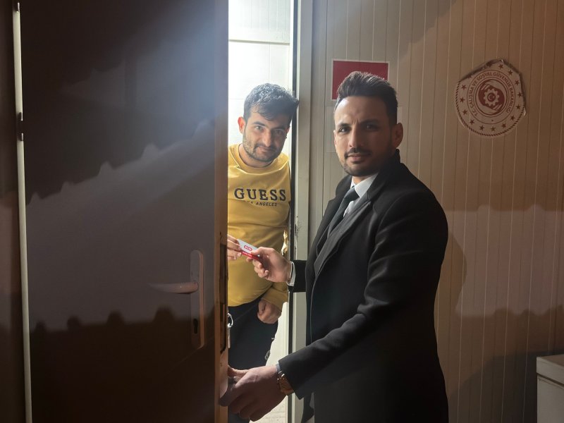 HATAYLILAR DERNEĞİ DEPREMZEDELERE YARDIM KARTI DAĞITTI