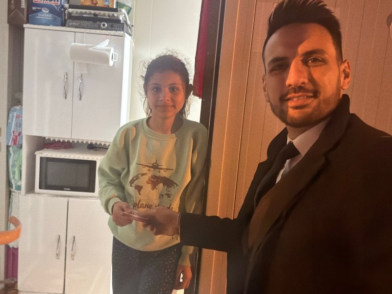 HATAYLILAR DERNEĞİ DEPREMZEDELERE YARDIM KARTI DAĞITTI