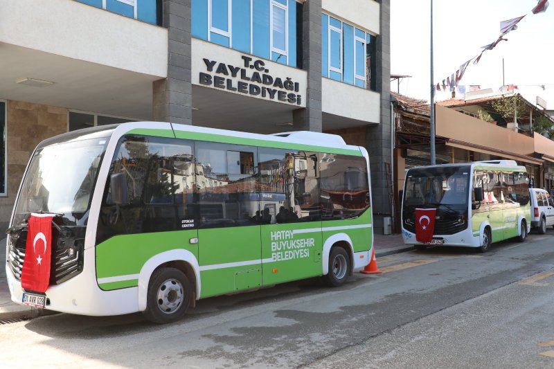 ŞEHİR İÇİ ULAŞIMDA HBB DÖNEMİ YAYLADAĞI’NDA BİR İLK: BELEDİYE OTOBÜSÜ Hatay Büyükşehir Belediyesi (HBB), toplu ulaşım hizmetlerini daha modern, güvenli ve konforlu hale getirmek amacıyla belediye uhdesindeki araçları oluşturduğu yeni güzergâhlarda vatandaşların hizmetine sunuyor. HBB Ulaşım Dairesi Başkanlığı, Yayladağı ilçesinde artan nüfus yoğunluğundan dolayı oluşan vatandaşların ulaşım ihtiyaçlarına cevap vermek için şehir içinde oluşturduğu yeni güzergâhta satın alınan yeni araçlarla hizmet vermeye başladı. Daha önce şehir içi ulaşım hattının bulunmadığı Yayladağı’nda bir ilk olan 18 kilometrelik toplu ulaşım hattı ilçe merkezindeki tüm mahalleleri kapsayacak ve HATAYKART elektronik ödeme sistemine entegre bir şekilde çalışacak. İlk Turu Başkan Yalçın Attı Yeni hattan dolayı mutluluğunu ifade eden Yayladağı Belediyesi Başkanı Mehmet Yalçın, güzergâhtaki ilk turunda bizzat şoför koltuğuna geçerken “bugün HBB’nin Yayladağı’nda bir ilke imza atışına şahit oluyoruz. Aşağı yukarı 18 kilometre ve şehir merkezindeki mahallelerde şehir içi hattımız yoktu. Seçimlerden hemen sonra çalışmalara başladık.” dedi. HBB Ulaşım Dairesiyle beraber güzergâhları belirleyerek durakları konuşlandırdıklarını ifaden Başkan Yalçın, “Büyükşehir Meclisinden kararımızı geçirdikten Ulaşım Koordinasyon Merkezinden de (UKOME) karar geçti ve şehir içi ulaşım hattımız hizmete giriyor. HBB Başkanı Mehmet Öntürk ve emeği geçen herkese teşekkür ediyorum.” diyerek çalışmayla ilgili memnuniyetini belirtti. Ulaşım Çilesi Son Buldu Yayladağlı öğrenciler okullarına gidip gelirken daha güvenli ve konforlu bir ulaşım imkanına kavuştuklarını ve toplu ulaşımla ilgili tüm sıkıntılarının son bulduğunu belirterek HBB Başkanı Mehmet Öntürk ve Yayladağı Belediyesi Başkanı Mehmet Yalçın’a teşekkür ettiler. Başkan Öntürk’ten Bayram Hediyesi: Ücretsiz Ulaşım Ulaşım Dairesi Başkanlığı yetkilileri, Büyükşehir Başkanı Mehmet Öntürk’ün “bayramda toplu ulaşımın ücretsiz yapılması” talimatıyla arefe gününden başlayarak Ramazan Bayramı süresince Hatay Büyükşehir Belediyesi’ne ait otobüslerin ücretsiz hizmet vereceğini açıkladı.