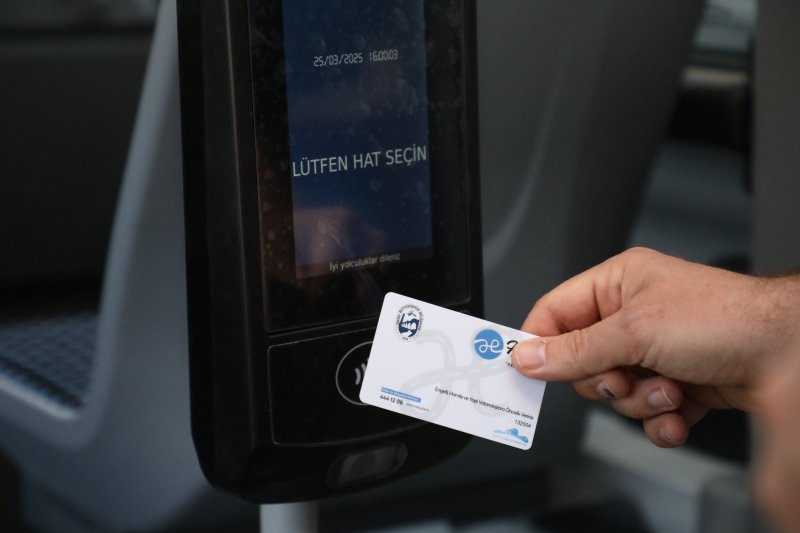 ŞEHİR İÇİ ULAŞIMDA HBB DÖNEMİ YAYLADAĞI’NDA BİR İLK: BELEDİYE OTOBÜSÜ Hatay Büyükşehir Belediyesi (HBB), toplu ulaşım hizmetlerini daha modern, güvenli ve konforlu hale getirmek amacıyla belediye uhdesindeki araçları oluşturduğu yeni güzergâhlarda vatandaşların hizmetine sunuyor. HBB Ulaşım Dairesi Başkanlığı, Yayladağı ilçesinde artan nüfus yoğunluğundan dolayı oluşan vatandaşların ulaşım ihtiyaçlarına cevap vermek için şehir içinde oluşturduğu yeni güzergâhta satın alınan yeni araçlarla hizmet vermeye başladı. Daha önce şehir içi ulaşım hattının bulunmadığı Yayladağı’nda bir ilk olan 18 kilometrelik toplu ulaşım hattı ilçe merkezindeki tüm mahalleleri kapsayacak ve HATAYKART elektronik ödeme sistemine entegre bir şekilde çalışacak. İlk Turu Başkan Yalçın Attı Yeni hattan dolayı mutluluğunu ifade eden Yayladağı Belediyesi Başkanı Mehmet Yalçın, güzergâhtaki ilk turunda bizzat şoför koltuğuna geçerken “bugün HBB’nin Yayladağı’nda bir ilke imza atışına şahit oluyoruz. Aşağı yukarı 18 kilometre ve şehir merkezindeki mahallelerde şehir içi hattımız yoktu. Seçimlerden hemen sonra çalışmalara başladık.” dedi. HBB Ulaşım Dairesiyle beraber güzergâhları belirleyerek durakları konuşlandırdıklarını ifaden Başkan Yalçın, “Büyükşehir Meclisinden kararımızı geçirdikten Ulaşım Koordinasyon Merkezinden de (UKOME) karar geçti ve şehir içi ulaşım hattımız hizmete giriyor. HBB Başkanı Mehmet Öntürk ve emeği geçen herkese teşekkür ediyorum.” diyerek çalışmayla ilgili memnuniyetini belirtti. Ulaşım Çilesi Son Buldu Yayladağlı öğrenciler okullarına gidip gelirken daha güvenli ve konforlu bir ulaşım imkanına kavuştuklarını ve toplu ulaşımla ilgili tüm sıkıntılarının son bulduğunu belirterek HBB Başkanı Mehmet Öntürk ve Yayladağı Belediyesi Başkanı Mehmet Yalçın’a teşekkür ettiler. Başkan Öntürk’ten Bayram Hediyesi: Ücretsiz Ulaşım Ulaşım Dairesi Başkanlığı yetkilileri, Büyükşehir Başkanı Mehmet Öntürk’ün “bayramda toplu ulaşımın ücretsiz yapılması” talimatıyla arefe gününden başlayarak Ramazan Bayramı süresince Hatay Büyükşehir Belediyesi’ne ait otobüslerin ücretsiz hizmet vereceğini açıkladı.