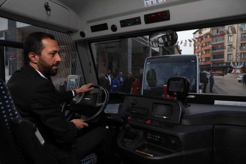 ŞEHİR İÇİ ULAŞIMDA HBB DÖNEMİ YAYLADAĞI’NDA BİR İLK: BELEDİYE OTOBÜSÜ Hatay Büyükşehir Belediyesi (HBB), toplu ulaşım hizmetlerini daha modern, güvenli ve konforlu hale getirmek amacıyla belediye uhdesindeki araçları oluşturduğu yeni güzergâhlarda vatandaşların hizmetine sunuyor. HBB Ulaşım Dairesi Başkanlığı, Yayladağı ilçesinde artan nüfus yoğunluğundan dolayı oluşan vatandaşların ulaşım ihtiyaçlarına cevap vermek için şehir içinde oluşturduğu yeni güzergâhta satın alınan yeni araçlarla hizmet vermeye başladı. Daha önce şehir içi ulaşım hattının bulunmadığı Yayladağı’nda bir ilk olan 18 kilometrelik toplu ulaşım hattı ilçe merkezindeki tüm mahalleleri kapsayacak ve HATAYKART elektronik ödeme sistemine entegre bir şekilde çalışacak. İlk Turu Başkan Yalçın Attı Yeni hattan dolayı mutluluğunu ifade eden Yayladağı Belediyesi Başkanı Mehmet Yalçın, güzergâhtaki ilk turunda bizzat şoför koltuğuna geçerken “bugün HBB’nin Yayladağı’nda bir ilke imza atışına şahit oluyoruz. Aşağı yukarı 18 kilometre ve şehir merkezindeki mahallelerde şehir içi hattımız yoktu. Seçimlerden hemen sonra çalışmalara başladık.” dedi. HBB Ulaşım Dairesiyle beraber güzergâhları belirleyerek durakları konuşlandırdıklarını ifaden Başkan Yalçın, “Büyükşehir Meclisinden kararımızı geçirdikten Ulaşım Koordinasyon Merkezinden de (UKOME) karar geçti ve şehir içi ulaşım hattımız hizmete giriyor. HBB Başkanı Mehmet Öntürk ve emeği geçen herkese teşekkür ediyorum.” diyerek çalışmayla ilgili memnuniyetini belirtti. Ulaşım Çilesi Son Buldu Yayladağlı öğrenciler okullarına gidip gelirken daha güvenli ve konforlu bir ulaşım imkanına kavuştuklarını ve toplu ulaşımla ilgili tüm sıkıntılarının son bulduğunu belirterek HBB Başkanı Mehmet Öntürk ve Yayladağı Belediyesi Başkanı Mehmet Yalçın’a teşekkür ettiler. Başkan Öntürk’ten Bayram Hediyesi: Ücretsiz Ulaşım Ulaşım Dairesi Başkanlığı yetkilileri, Büyükşehir Başkanı Mehmet Öntürk’ün “bayramda toplu ulaşımın ücretsiz yapılması” talimatıyla arefe gününden başlayarak Ramazan Bayramı süresince Hatay Büyükşehir Belediyesi’ne ait otobüslerin ücretsiz hizmet vereceğini açıkladı.