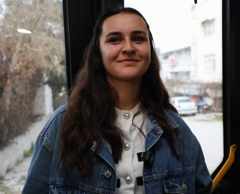 ŞEHİR İÇİ ULAŞIMDA HBB DÖNEMİ YAYLADAĞI’NDA BİR İLK: BELEDİYE OTOBÜSÜ Hatay Büyükşehir Belediyesi (HBB), toplu ulaşım hizmetlerini daha modern, güvenli ve konforlu hale getirmek amacıyla belediye uhdesindeki araçları oluşturduğu yeni güzergâhlarda vatandaşların hizmetine sunuyor. HBB Ulaşım Dairesi Başkanlığı, Yayladağı ilçesinde artan nüfus yoğunluğundan dolayı oluşan vatandaşların ulaşım ihtiyaçlarına cevap vermek için şehir içinde oluşturduğu yeni güzergâhta satın alınan yeni araçlarla hizmet vermeye başladı. Daha önce şehir içi ulaşım hattının bulunmadığı Yayladağı’nda bir ilk olan 18 kilometrelik toplu ulaşım hattı ilçe merkezindeki tüm mahalleleri kapsayacak ve HATAYKART elektronik ödeme sistemine entegre bir şekilde çalışacak. İlk Turu Başkan Yalçın Attı Yeni hattan dolayı mutluluğunu ifade eden Yayladağı Belediyesi Başkanı Mehmet Yalçın, güzergâhtaki ilk turunda bizzat şoför koltuğuna geçerken “bugün HBB’nin Yayladağı’nda bir ilke imza atışına şahit oluyoruz. Aşağı yukarı 18 kilometre ve şehir merkezindeki mahallelerde şehir içi hattımız yoktu. Seçimlerden hemen sonra çalışmalara başladık.” dedi. HBB Ulaşım Dairesiyle beraber güzergâhları belirleyerek durakları konuşlandırdıklarını ifaden Başkan Yalçın, “Büyükşehir Meclisinden kararımızı geçirdikten Ulaşım Koordinasyon Merkezinden de (UKOME) karar geçti ve şehir içi ulaşım hattımız hizmete giriyor. HBB Başkanı Mehmet Öntürk ve emeği geçen herkese teşekkür ediyorum.” diyerek çalışmayla ilgili memnuniyetini belirtti. Ulaşım Çilesi Son Buldu Yayladağlı öğrenciler okullarına gidip gelirken daha güvenli ve konforlu bir ulaşım imkanına kavuştuklarını ve toplu ulaşımla ilgili tüm sıkıntılarının son bulduğunu belirterek HBB Başkanı Mehmet Öntürk ve Yayladağı Belediyesi Başkanı Mehmet Yalçın’a teşekkür ettiler. Başkan Öntürk’ten Bayram Hediyesi: Ücretsiz Ulaşım Ulaşım Dairesi Başkanlığı yetkilileri, Büyükşehir Başkanı Mehmet Öntürk’ün “bayramda toplu ulaşımın ücretsiz yapılması” talimatıyla arefe gününden başlayarak Ramazan Bayramı süresince Hatay Büyükşehir Belediyesi’ne ait otobüslerin ücretsiz hizmet vereceğini açıkladı.