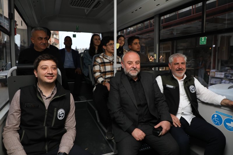 ŞEHİR İÇİ ULAŞIMDA HBB DÖNEMİ YAYLADAĞI’NDA BİR İLK: BELEDİYE OTOBÜSÜ Hatay Büyükşehir Belediyesi (HBB), toplu ulaşım hizmetlerini daha modern, güvenli ve konforlu hale getirmek amacıyla belediye uhdesindeki araçları oluşturduğu yeni güzergâhlarda vatandaşların hizmetine sunuyor. HBB Ulaşım Dairesi Başkanlığı, Yayladağı ilçesinde artan nüfus yoğunluğundan dolayı oluşan vatandaşların ulaşım ihtiyaçlarına cevap vermek için şehir içinde oluşturduğu yeni güzergâhta satın alınan yeni araçlarla hizmet vermeye başladı. Daha önce şehir içi ulaşım hattının bulunmadığı Yayladağı’nda bir ilk olan 18 kilometrelik toplu ulaşım hattı ilçe merkezindeki tüm mahalleleri kapsayacak ve HATAYKART elektronik ödeme sistemine entegre bir şekilde çalışacak. İlk Turu Başkan Yalçın Attı Yeni hattan dolayı mutluluğunu ifade eden Yayladağı Belediyesi Başkanı Mehmet Yalçın, güzergâhtaki ilk turunda bizzat şoför koltuğuna geçerken “bugün HBB’nin Yayladağı’nda bir ilke imza atışına şahit oluyoruz. Aşağı yukarı 18 kilometre ve şehir merkezindeki mahallelerde şehir içi hattımız yoktu. Seçimlerden hemen sonra çalışmalara başladık.” dedi. HBB Ulaşım Dairesiyle beraber güzergâhları belirleyerek durakları konuşlandırdıklarını ifaden Başkan Yalçın, “Büyükşehir Meclisinden kararımızı geçirdikten Ulaşım Koordinasyon Merkezinden de (UKOME) karar geçti ve şehir içi ulaşım hattımız hizmete giriyor. HBB Başkanı Mehmet Öntürk ve emeği geçen herkese teşekkür ediyorum.” diyerek çalışmayla ilgili memnuniyetini belirtti. Ulaşım Çilesi Son Buldu Yayladağlı öğrenciler okullarına gidip gelirken daha güvenli ve konforlu bir ulaşım imkanına kavuştuklarını ve toplu ulaşımla ilgili tüm sıkıntılarının son bulduğunu belirterek HBB Başkanı Mehmet Öntürk ve Yayladağı Belediyesi Başkanı Mehmet Yalçın’a teşekkür ettiler. Başkan Öntürk’ten Bayram Hediyesi: Ücretsiz Ulaşım Ulaşım Dairesi Başkanlığı yetkilileri, Büyükşehir Başkanı Mehmet Öntürk’ün “bayramda toplu ulaşımın ücretsiz yapılması” talimatıyla arefe gününden başlayarak Ramazan Bayramı süresince Hatay Büyükşehir Belediyesi’ne ait otobüslerin ücretsiz hizmet vereceğini açıkladı.