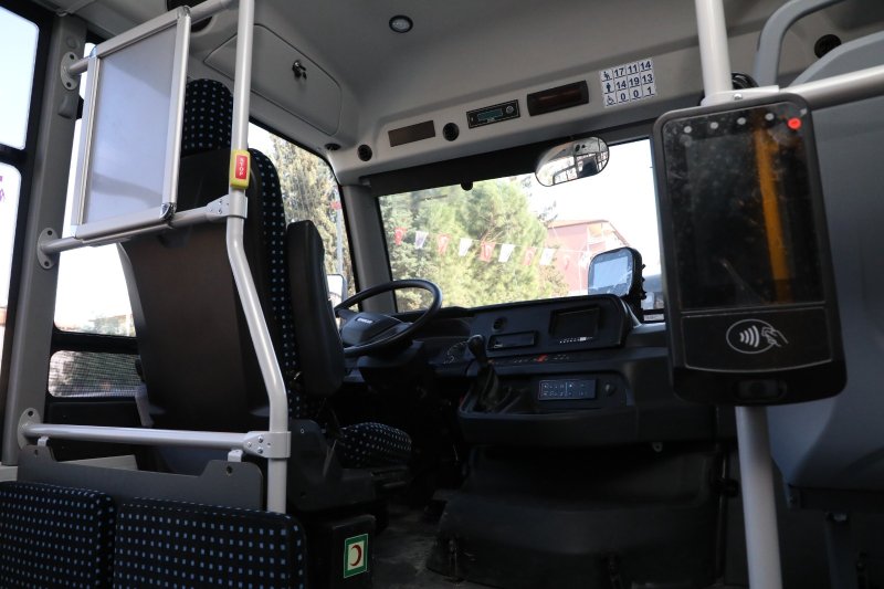 ŞEHİR İÇİ ULAŞIMDA HBB DÖNEMİ YAYLADAĞI’NDA BİR İLK: BELEDİYE OTOBÜSÜ Hatay Büyükşehir Belediyesi (HBB), toplu ulaşım hizmetlerini daha modern, güvenli ve konforlu hale getirmek amacıyla belediye uhdesindeki araçları oluşturduğu yeni güzergâhlarda vatandaşların hizmetine sunuyor. HBB Ulaşım Dairesi Başkanlığı, Yayladağı ilçesinde artan nüfus yoğunluğundan dolayı oluşan vatandaşların ulaşım ihtiyaçlarına cevap vermek için şehir içinde oluşturduğu yeni güzergâhta satın alınan yeni araçlarla hizmet vermeye başladı. Daha önce şehir içi ulaşım hattının bulunmadığı Yayladağı’nda bir ilk olan 18 kilometrelik toplu ulaşım hattı ilçe merkezindeki tüm mahalleleri kapsayacak ve HATAYKART elektronik ödeme sistemine entegre bir şekilde çalışacak. İlk Turu Başkan Yalçın Attı Yeni hattan dolayı mutluluğunu ifade eden Yayladağı Belediyesi Başkanı Mehmet Yalçın, güzergâhtaki ilk turunda bizzat şoför koltuğuna geçerken “bugün HBB’nin Yayladağı’nda bir ilke imza atışına şahit oluyoruz. Aşağı yukarı 18 kilometre ve şehir merkezindeki mahallelerde şehir içi hattımız yoktu. Seçimlerden hemen sonra çalışmalara başladık.” dedi. HBB Ulaşım Dairesiyle beraber güzergâhları belirleyerek durakları konuşlandırdıklarını ifaden Başkan Yalçın, “Büyükşehir Meclisinden kararımızı geçirdikten Ulaşım Koordinasyon Merkezinden de (UKOME) karar geçti ve şehir içi ulaşım hattımız hizmete giriyor. HBB Başkanı Mehmet Öntürk ve emeği geçen herkese teşekkür ediyorum.” diyerek çalışmayla ilgili memnuniyetini belirtti. Ulaşım Çilesi Son Buldu Yayladağlı öğrenciler okullarına gidip gelirken daha güvenli ve konforlu bir ulaşım imkanına kavuştuklarını ve toplu ulaşımla ilgili tüm sıkıntılarının son bulduğunu belirterek HBB Başkanı Mehmet Öntürk ve Yayladağı Belediyesi Başkanı Mehmet Yalçın’a teşekkür ettiler. Başkan Öntürk’ten Bayram Hediyesi: Ücretsiz Ulaşım Ulaşım Dairesi Başkanlığı yetkilileri, Büyükşehir Başkanı Mehmet Öntürk’ün “bayramda toplu ulaşımın ücretsiz yapılması” talimatıyla arefe gününden başlayarak Ramazan Bayramı süresince Hatay Büyükşehir Belediyesi’ne ait otobüslerin ücretsiz hizmet vereceğini açıkladı.