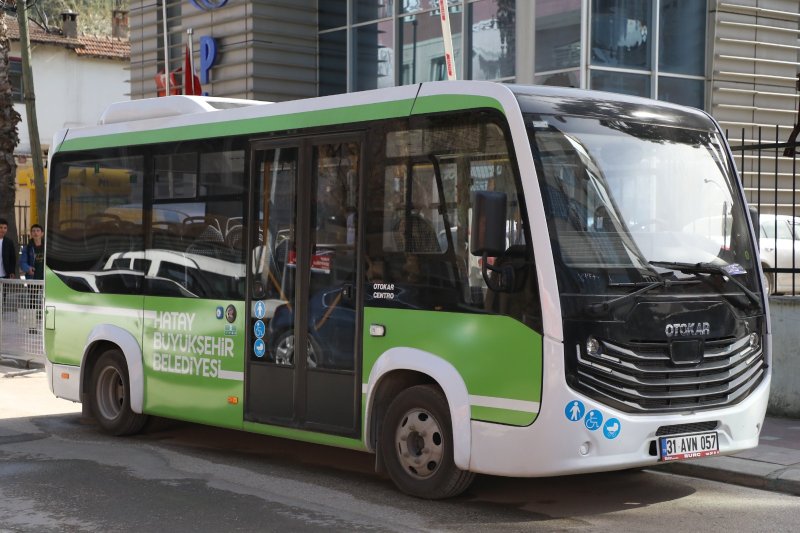 ŞEHİR İÇİ ULAŞIMDA HBB DÖNEMİ YAYLADAĞI’NDA BİR İLK: BELEDİYE OTOBÜSÜ Hatay Büyükşehir Belediyesi (HBB), toplu ulaşım hizmetlerini daha modern, güvenli ve konforlu hale getirmek amacıyla belediye uhdesindeki araçları oluşturduğu yeni güzergâhlarda vatandaşların hizmetine sunuyor. HBB Ulaşım Dairesi Başkanlığı, Yayladağı ilçesinde artan nüfus yoğunluğundan dolayı oluşan vatandaşların ulaşım ihtiyaçlarına cevap vermek için şehir içinde oluşturduğu yeni güzergâhta satın alınan yeni araçlarla hizmet vermeye başladı. Daha önce şehir içi ulaşım hattının bulunmadığı Yayladağı’nda bir ilk olan 18 kilometrelik toplu ulaşım hattı ilçe merkezindeki tüm mahalleleri kapsayacak ve HATAYKART elektronik ödeme sistemine entegre bir şekilde çalışacak. İlk Turu Başkan Yalçın Attı Yeni hattan dolayı mutluluğunu ifade eden Yayladağı Belediyesi Başkanı Mehmet Yalçın, güzergâhtaki ilk turunda bizzat şoför koltuğuna geçerken “bugün HBB’nin Yayladağı’nda bir ilke imza atışına şahit oluyoruz. Aşağı yukarı 18 kilometre ve şehir merkezindeki mahallelerde şehir içi hattımız yoktu. Seçimlerden hemen sonra çalışmalara başladık.” dedi. HBB Ulaşım Dairesiyle beraber güzergâhları belirleyerek durakları konuşlandırdıklarını ifaden Başkan Yalçın, “Büyükşehir Meclisinden kararımızı geçirdikten Ulaşım Koordinasyon Merkezinden de (UKOME) karar geçti ve şehir içi ulaşım hattımız hizmete giriyor. HBB Başkanı Mehmet Öntürk ve emeği geçen herkese teşekkür ediyorum.” diyerek çalışmayla ilgili memnuniyetini belirtti. Ulaşım Çilesi Son Buldu Yayladağlı öğrenciler okullarına gidip gelirken daha güvenli ve konforlu bir ulaşım imkanına kavuştuklarını ve toplu ulaşımla ilgili tüm sıkıntılarının son bulduğunu belirterek HBB Başkanı Mehmet Öntürk ve Yayladağı Belediyesi Başkanı Mehmet Yalçın’a teşekkür ettiler. Başkan Öntürk’ten Bayram Hediyesi: Ücretsiz Ulaşım Ulaşım Dairesi Başkanlığı yetkilileri, Büyükşehir Başkanı Mehmet Öntürk’ün “bayramda toplu ulaşımın ücretsiz yapılması” talimatıyla arefe gününden başlayarak Ramazan Bayramı süresince Hatay Büyükşehir Belediyesi’ne ait otobüslerin ücretsiz hizmet vereceğini açıkladı.