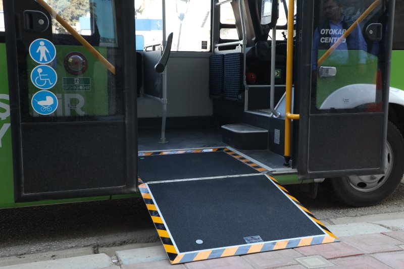 ŞEHİR İÇİ ULAŞIMDA HBB DÖNEMİ YAYLADAĞI’NDA BİR İLK: BELEDİYE OTOBÜSÜ Hatay Büyükşehir Belediyesi (HBB), toplu ulaşım hizmetlerini daha modern, güvenli ve konforlu hale getirmek amacıyla belediye uhdesindeki araçları oluşturduğu yeni güzergâhlarda vatandaşların hizmetine sunuyor. HBB Ulaşım Dairesi Başkanlığı, Yayladağı ilçesinde artan nüfus yoğunluğundan dolayı oluşan vatandaşların ulaşım ihtiyaçlarına cevap vermek için şehir içinde oluşturduğu yeni güzergâhta satın alınan yeni araçlarla hizmet vermeye başladı. Daha önce şehir içi ulaşım hattının bulunmadığı Yayladağı’nda bir ilk olan 18 kilometrelik toplu ulaşım hattı ilçe merkezindeki tüm mahalleleri kapsayacak ve HATAYKART elektronik ödeme sistemine entegre bir şekilde çalışacak. İlk Turu Başkan Yalçın Attı Yeni hattan dolayı mutluluğunu ifade eden Yayladağı Belediyesi Başkanı Mehmet Yalçın, güzergâhtaki ilk turunda bizzat şoför koltuğuna geçerken “bugün HBB’nin Yayladağı’nda bir ilke imza atışına şahit oluyoruz. Aşağı yukarı 18 kilometre ve şehir merkezindeki mahallelerde şehir içi hattımız yoktu. Seçimlerden hemen sonra çalışmalara başladık.” dedi. HBB Ulaşım Dairesiyle beraber güzergâhları belirleyerek durakları konuşlandırdıklarını ifaden Başkan Yalçın, “Büyükşehir Meclisinden kararımızı geçirdikten Ulaşım Koordinasyon Merkezinden de (UKOME) karar geçti ve şehir içi ulaşım hattımız hizmete giriyor. HBB Başkanı Mehmet Öntürk ve emeği geçen herkese teşekkür ediyorum.” diyerek çalışmayla ilgili memnuniyetini belirtti. Ulaşım Çilesi Son Buldu Yayladağlı öğrenciler okullarına gidip gelirken daha güvenli ve konforlu bir ulaşım imkanına kavuştuklarını ve toplu ulaşımla ilgili tüm sıkıntılarının son bulduğunu belirterek HBB Başkanı Mehmet Öntürk ve Yayladağı Belediyesi Başkanı Mehmet Yalçın’a teşekkür ettiler. Başkan Öntürk’ten Bayram Hediyesi: Ücretsiz Ulaşım Ulaşım Dairesi Başkanlığı yetkilileri, Büyükşehir Başkanı Mehmet Öntürk’ün “bayramda toplu ulaşımın ücretsiz yapılması” talimatıyla arefe gününden başlayarak Ramazan Bayramı süresince Hatay Büyükşehir Belediyesi’ne ait otobüslerin ücretsiz hizmet vereceğini açıkladı.