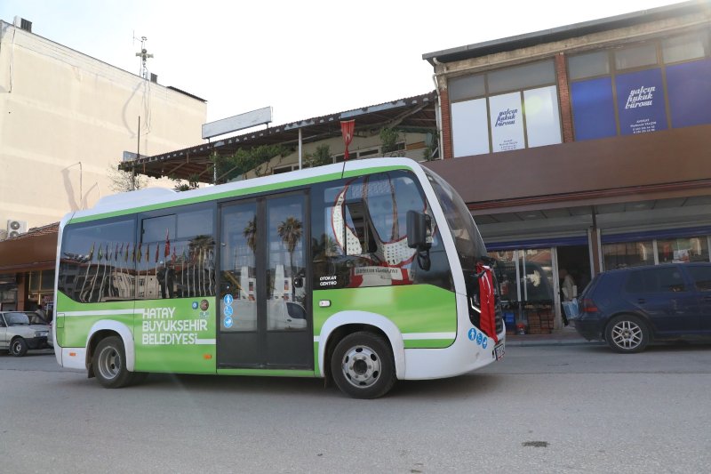 ŞEHİR İÇİ ULAŞIMDA HBB DÖNEMİ YAYLADAĞI’NDA BİR İLK: BELEDİYE OTOBÜSÜ Hatay Büyükşehir Belediyesi (HBB), toplu ulaşım hizmetlerini daha modern, güvenli ve konforlu hale getirmek amacıyla belediye uhdesindeki araçları oluşturduğu yeni güzergâhlarda vatandaşların hizmetine sunuyor. HBB Ulaşım Dairesi Başkanlığı, Yayladağı ilçesinde artan nüfus yoğunluğundan dolayı oluşan vatandaşların ulaşım ihtiyaçlarına cevap vermek için şehir içinde oluşturduğu yeni güzergâhta satın alınan yeni araçlarla hizmet vermeye başladı. Daha önce şehir içi ulaşım hattının bulunmadığı Yayladağı’nda bir ilk olan 18 kilometrelik toplu ulaşım hattı ilçe merkezindeki tüm mahalleleri kapsayacak ve HATAYKART elektronik ödeme sistemine entegre bir şekilde çalışacak. İlk Turu Başkan Yalçın Attı Yeni hattan dolayı mutluluğunu ifade eden Yayladağı Belediyesi Başkanı Mehmet Yalçın, güzergâhtaki ilk turunda bizzat şoför koltuğuna geçerken “bugün HBB’nin Yayladağı’nda bir ilke imza atışına şahit oluyoruz. Aşağı yukarı 18 kilometre ve şehir merkezindeki mahallelerde şehir içi hattımız yoktu. Seçimlerden hemen sonra çalışmalara başladık.” dedi. HBB Ulaşım Dairesiyle beraber güzergâhları belirleyerek durakları konuşlandırdıklarını ifaden Başkan Yalçın, “Büyükşehir Meclisinden kararımızı geçirdikten Ulaşım Koordinasyon Merkezinden de (UKOME) karar geçti ve şehir içi ulaşım hattımız hizmete giriyor. HBB Başkanı Mehmet Öntürk ve emeği geçen herkese teşekkür ediyorum.” diyerek çalışmayla ilgili memnuniyetini belirtti. Ulaşım Çilesi Son Buldu Yayladağlı öğrenciler okullarına gidip gelirken daha güvenli ve konforlu bir ulaşım imkanına kavuştuklarını ve toplu ulaşımla ilgili tüm sıkıntılarının son bulduğunu belirterek HBB Başkanı Mehmet Öntürk ve Yayladağı Belediyesi Başkanı Mehmet Yalçın’a teşekkür ettiler. Başkan Öntürk’ten Bayram Hediyesi: Ücretsiz Ulaşım Ulaşım Dairesi Başkanlığı yetkilileri, Büyükşehir Başkanı Mehmet Öntürk’ün “bayramda toplu ulaşımın ücretsiz yapılması” talimatıyla arefe gününden başlayarak Ramazan Bayramı süresince Hatay Büyükşehir Belediyesi’ne ait otobüslerin ücretsiz hizmet vereceğini açıkladı.