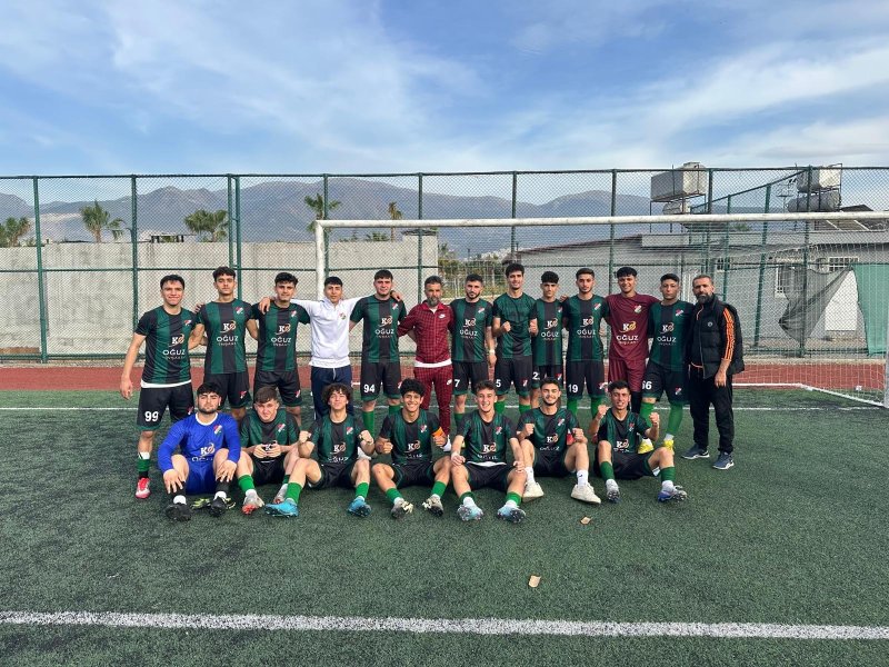 İSKENDERUN MEYDAN SPOR HATAY ŞAMPİYONU 2024-2025 Sezonu Hatay 1. Amatör Küme (U-18) Gençler ligi Hatay Play-Off karşılaşmalarına devam edildi. İskenderun dış sahada yapılan haftanın en önemli karşılaşmasında İskenderun Meydan Spor, İskenderun Spor A.Ş takımını 2-1 mağlup etti. Bölgemizin deneyimli spor adamlarından Halit Ersoy'un idaresindeki İskenderun Meydan Spor, 5 karşılaşmada 5 galibiyet elde ederek 15 puan Türkiye şampiyonasına Hatay Şampiyonu olarak gidecek. İskenderun Meydan Spor kulüp Başkanı Kadir Oğuz, İskenderun Spor A.Ş karşısında alınan galibiyetin ardından telefonla arayarak elde ettikleri başarıdan dolayı Teknik Direktör Halit Ersoy ve tüm futbolcuları tebrik ederek başarılarının devamını diledi. Hatay 1. Amatör Küme (U-18) Gençler ligi Hatay Play-Off'ta diğer karşılaşmalarında alınan sonuçlar şöyle. Arsuz İlkadım Spor 1 Kırıkhan 4, Ekinci Spor 2 Samandağ Spor 5. SAMANDAĞ SPOR'DA TÜRKİYE ŞAMPİYONASINA GİDECEK Play-Off karşılaşmasının son haftasında Ekinci Spor'u 5-2 mağlup etti. Ligi ikinci bitiren İskenderun Spor A.Ş nin Türkiye Şampiyonasına gitmemesinden dolayı yerine Samandağ Spor gidecek.