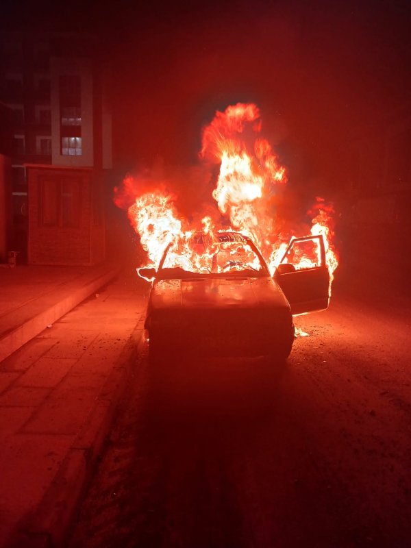 Emanet aldığı otomobil yanınca ne yapacağını şaşırdı