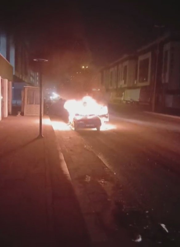 Emanet aldığı otomobil yanınca ne yapacağını şaşırdı