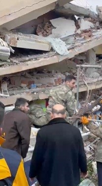 Depremde 2 kızı can veren acılı anne, evlatlarını kurtarabilmek için son ana kadar mücadele veren Mehmetçiğin emeklerini unutmuyor