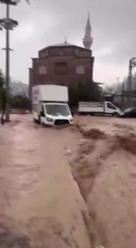 Hatay’da sağanak sele neden oldu, yollar göle döndü