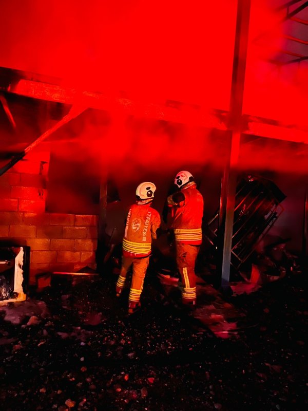 Depremde evleri yıkılan aile yangınla birlikte ikinci kez yuvasız kaldı