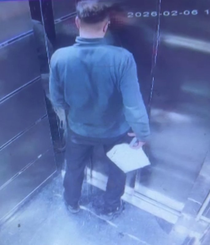 Dedektif gibi iz süren apartman yönetimi, asansördeki idrar kokusunun kaynağının kargocu olduğunu tespit etti