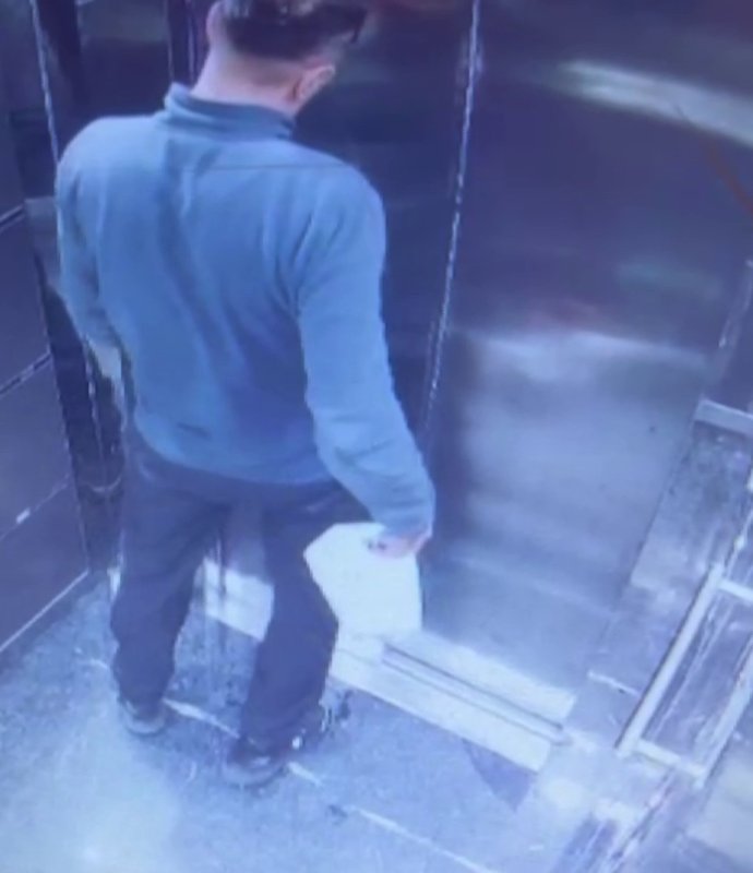 Dedektif gibi iz süren apartman yönetimi, asansördeki idrar kokusunun kaynağının kargocu olduğunu tespit etti