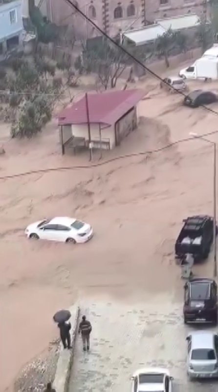 Çilek bahçesi selle birlikte su altında kaldı